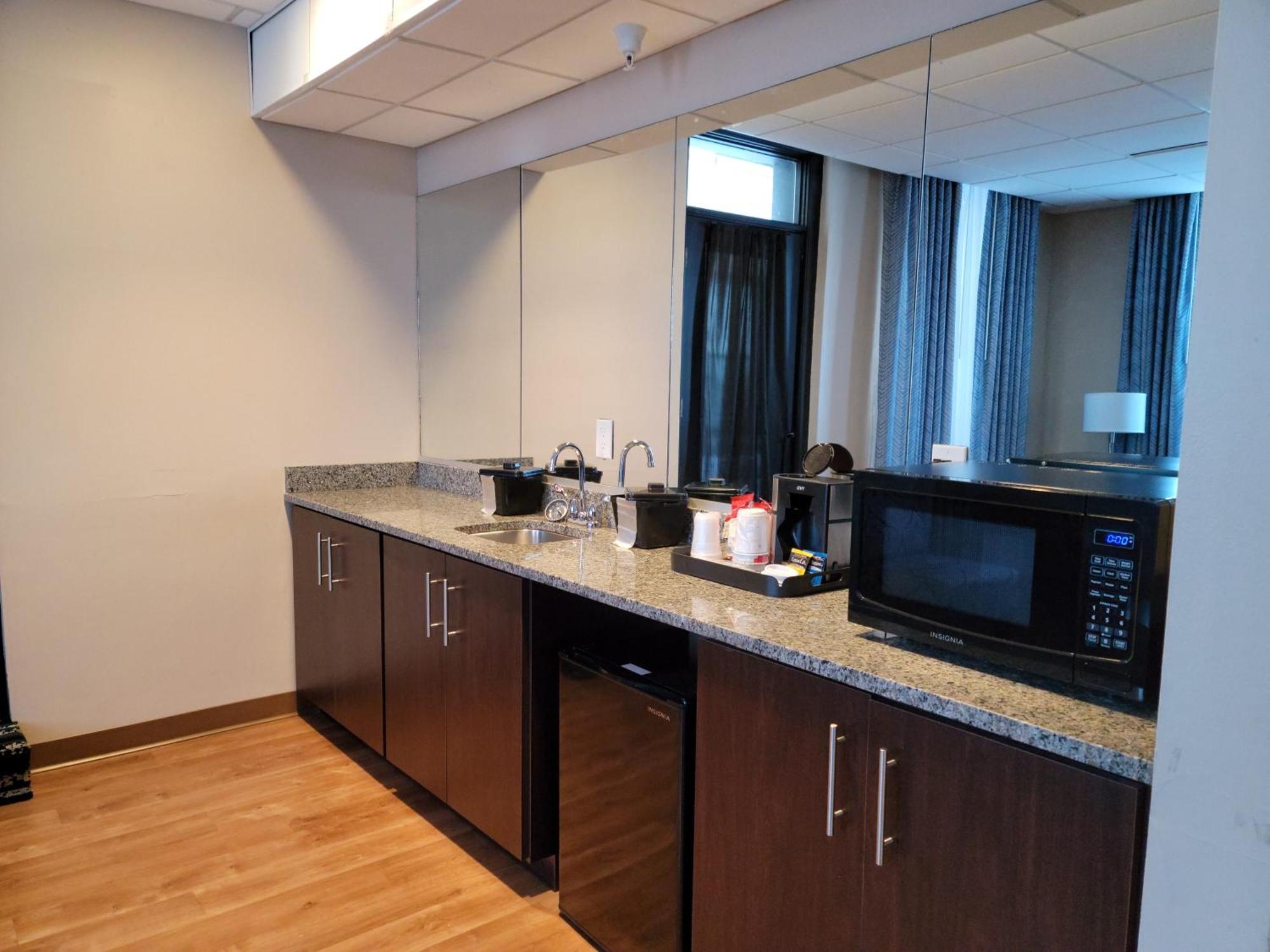 Ariel Broadway Hotel Lorain